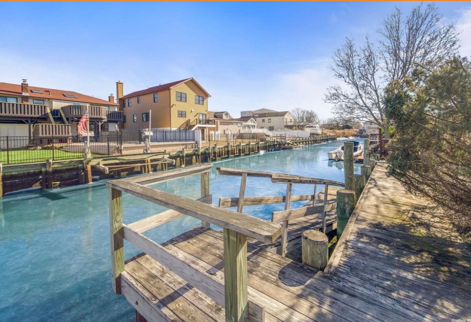 bellmore House: 700 farmers ave