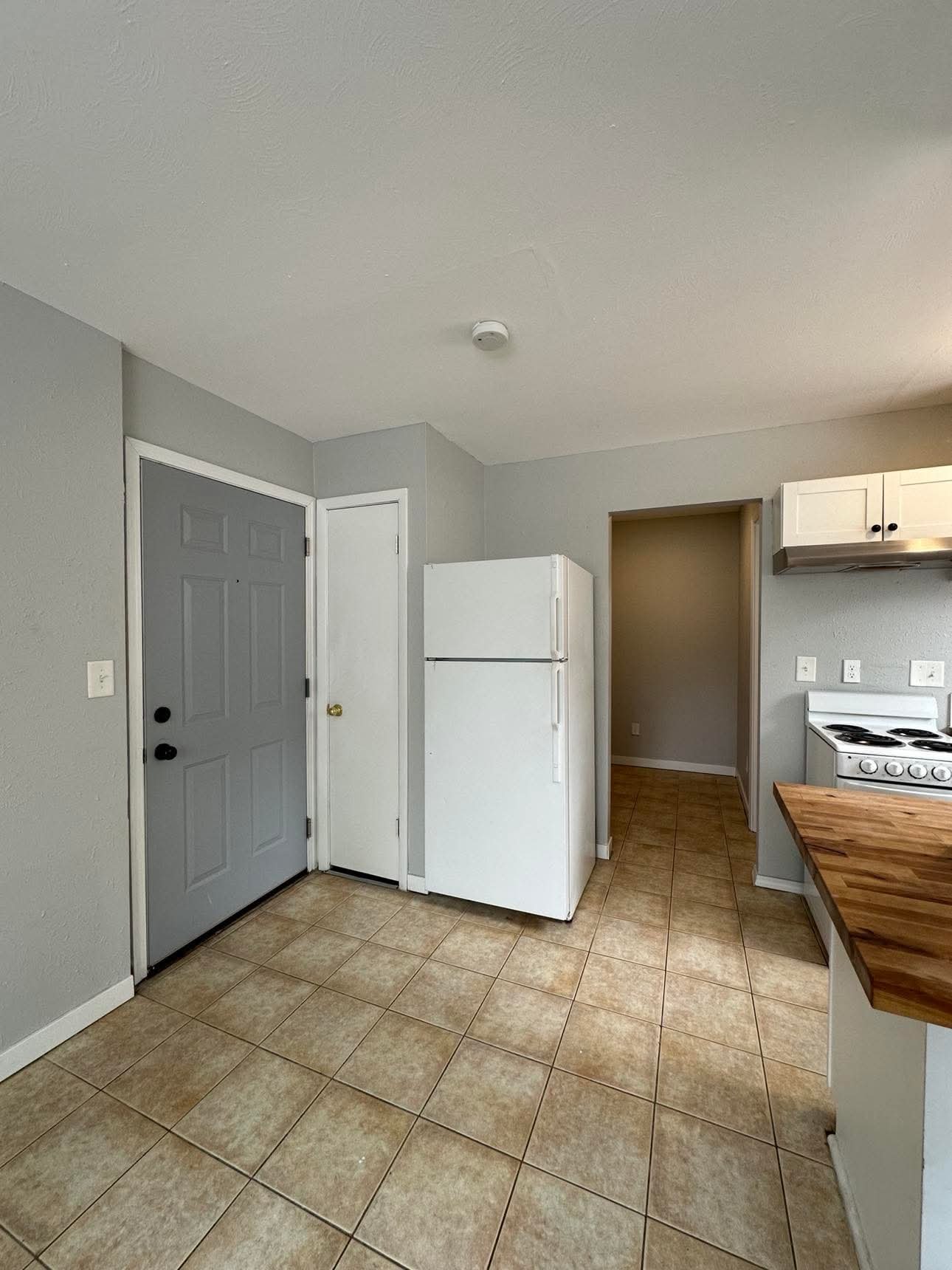 Lincoln Apartment: 1212 E Street