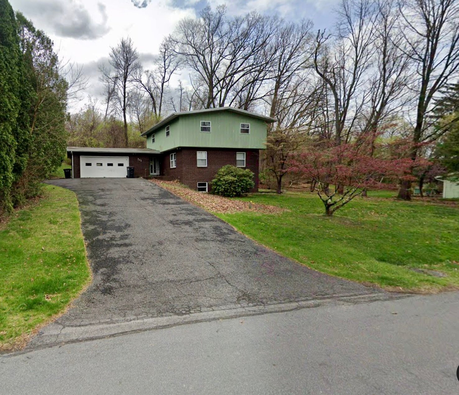 Lemont House: 323 Matilda Ave