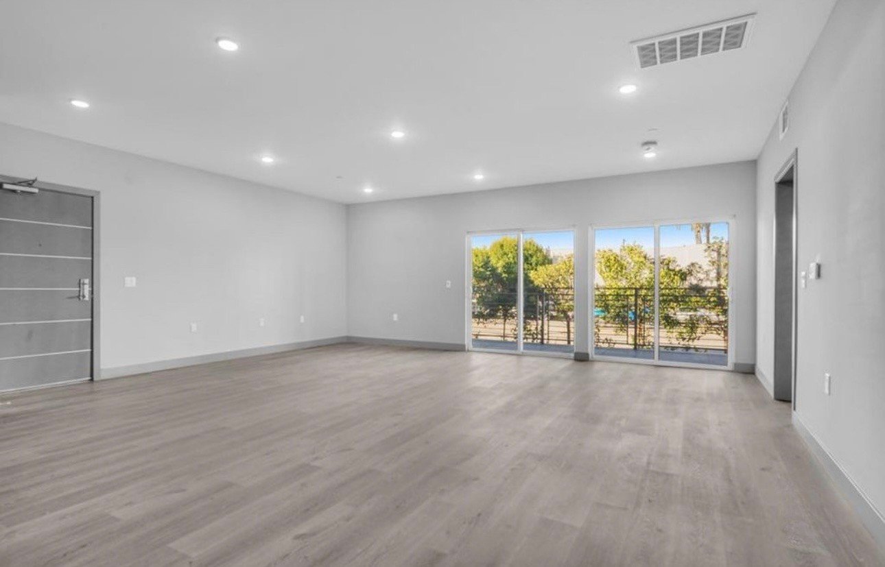 Van Nuys Apartment: 7040 Woodman Ave