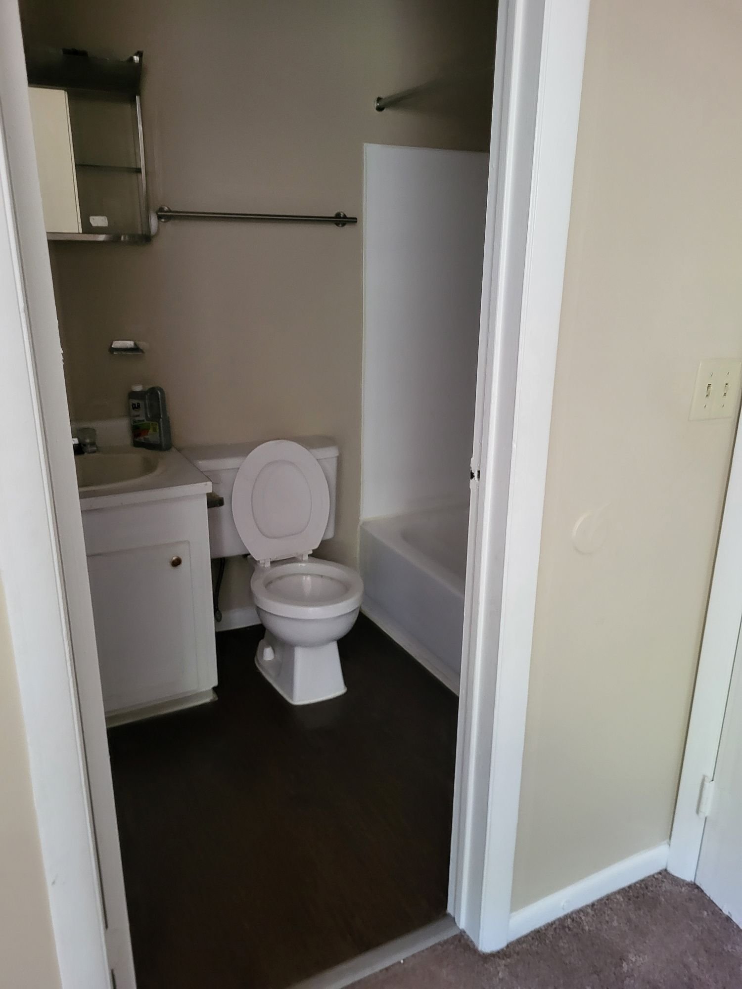 Franklin Apartment: 601 moses dr apt A