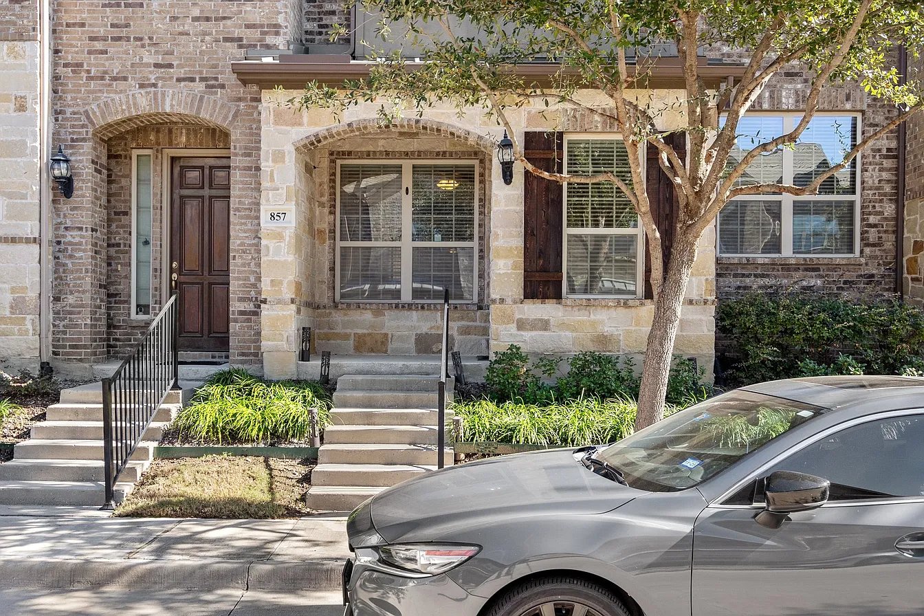 Richardson Townhome: 857 Dartford Dr