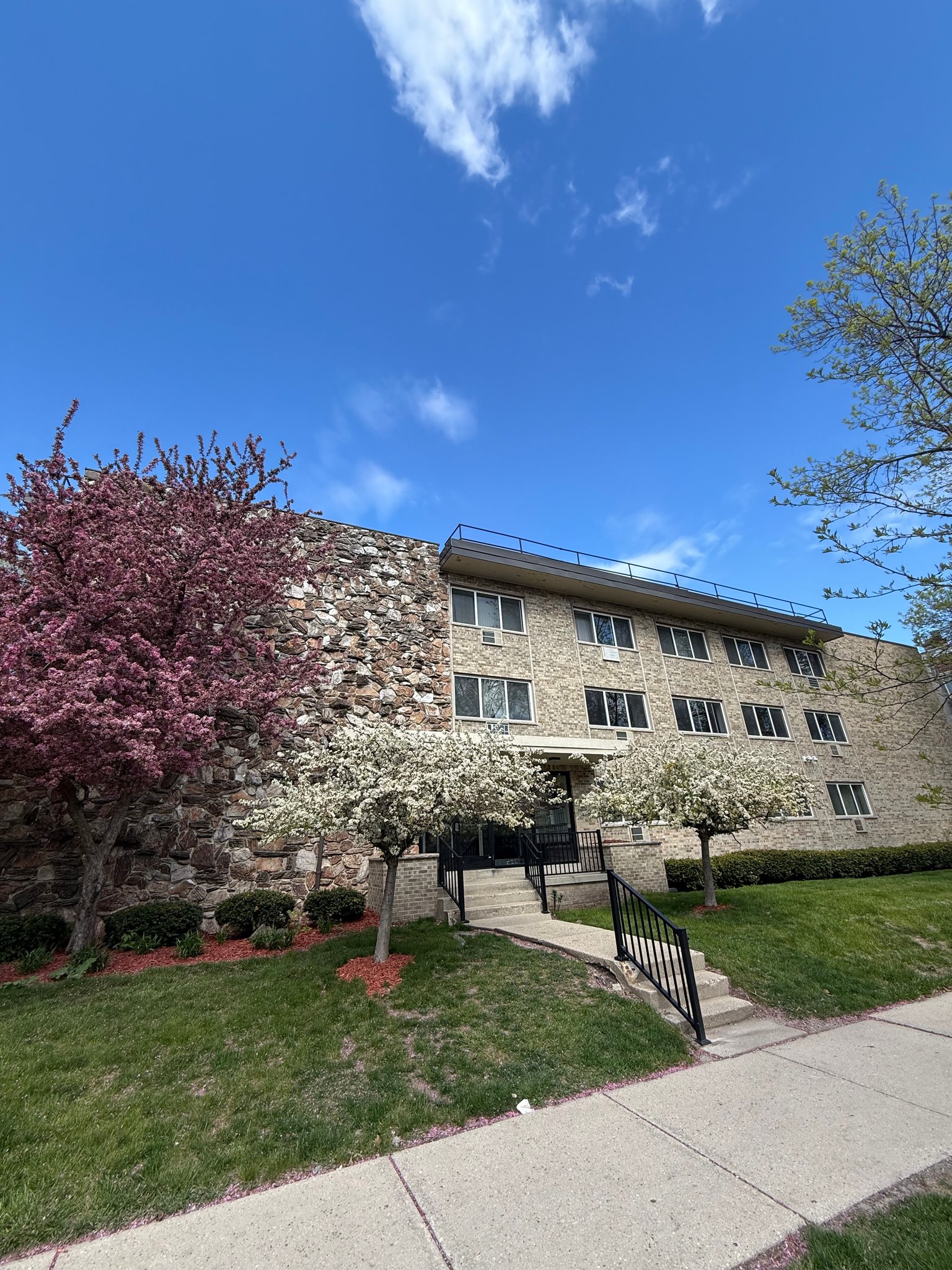 MILWAUKEE Apartment: 2605 N Frederick Ave