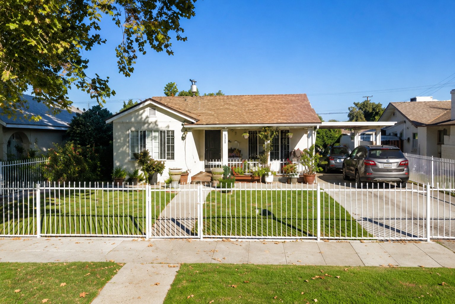 Fresno House: 3155 e Montecito ave