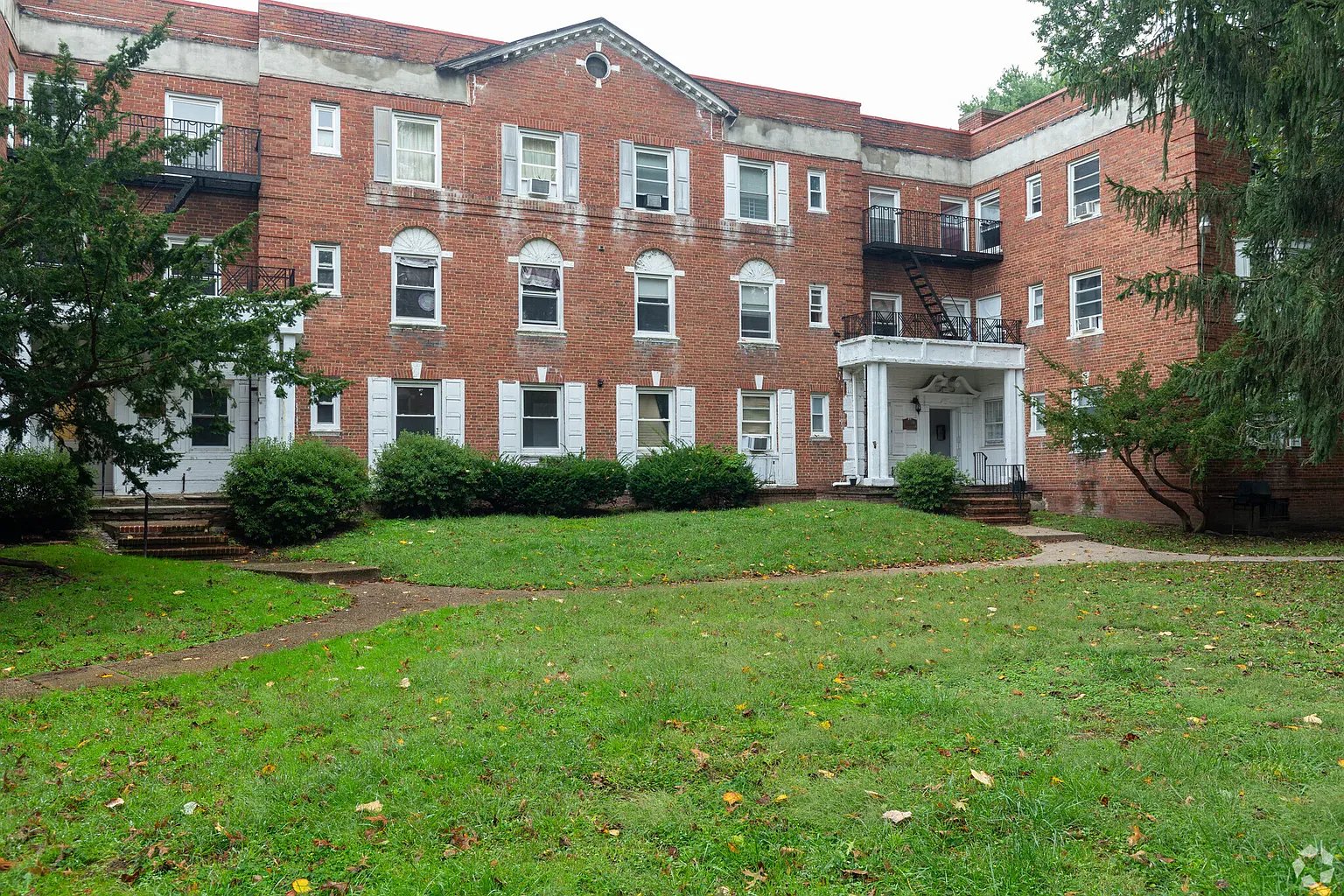 Trenton Apartment: 457 W State St.