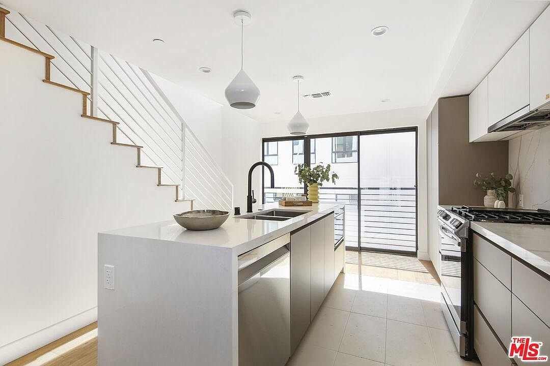 Los Angeles House: 2337 Ridgeview Ave