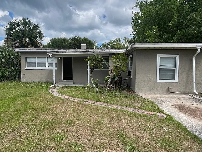 sanford House: 113 country club cir