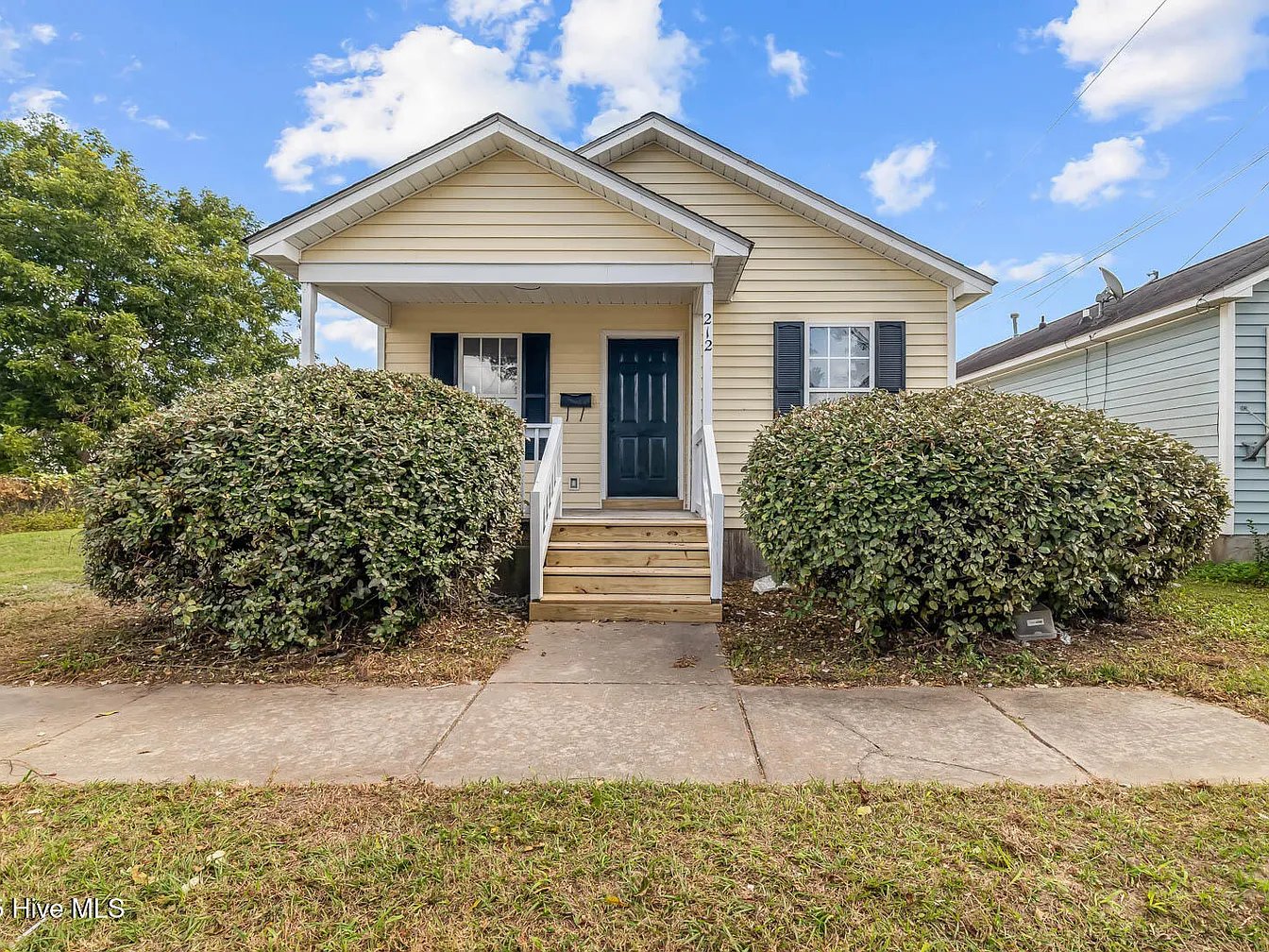 New Bern House: 212 Lawson St