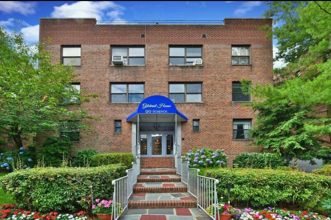 Great Neck Apartment: 90 Schenck Ave