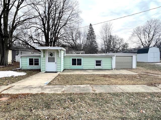 Lake Park House: 404 W 1st St