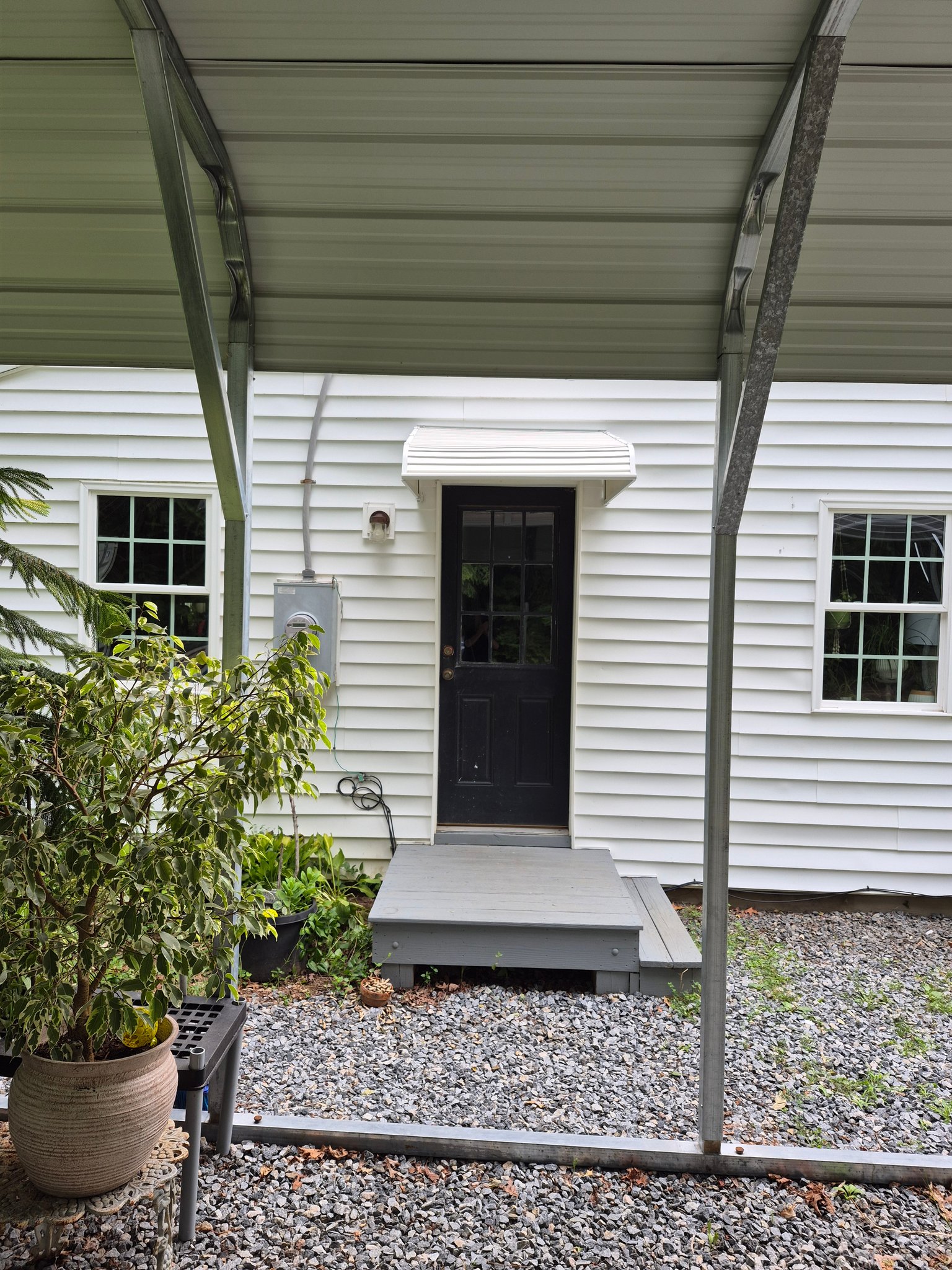 Locust Grove House: 31497 Russel Rd