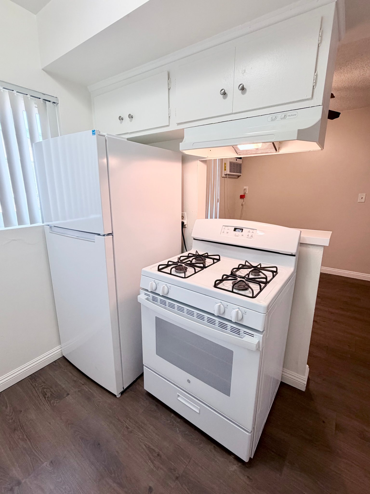 Downey Apartment: 12414 Dunrobin Ave
