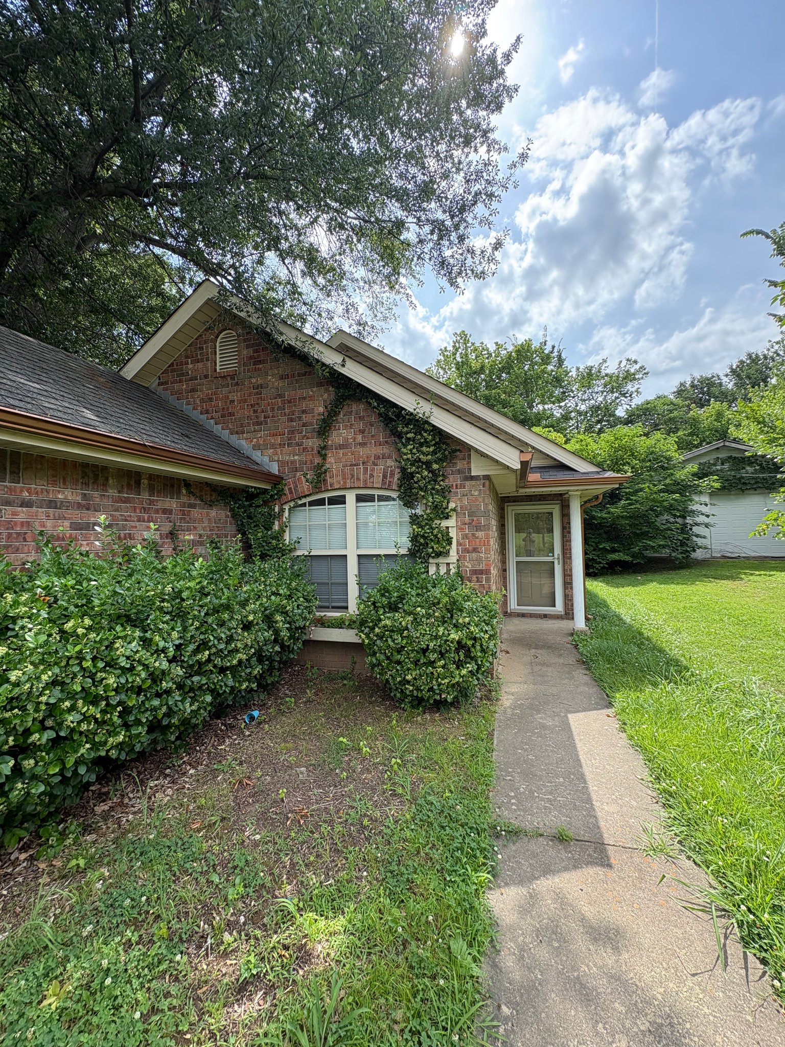 Sallisaw House: 605 N Maple St