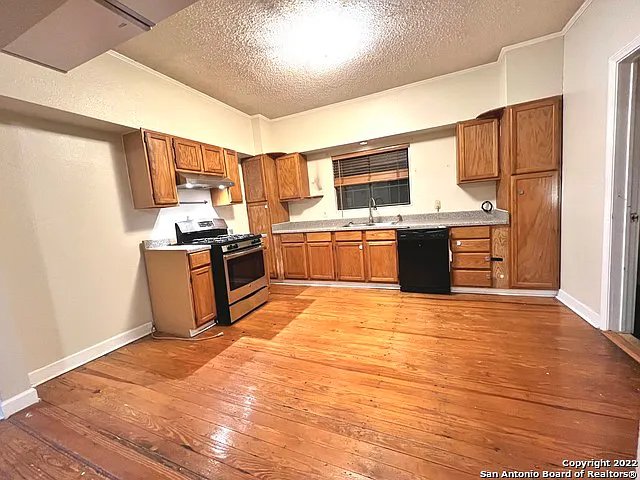Castroville House: 1306 Berlin St