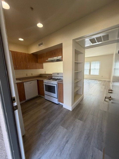 Sierra Madre Apartment: 70 Esperanza Ave.