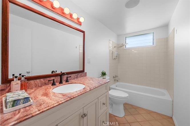 Fullerton House: 467 W Roberta Ave