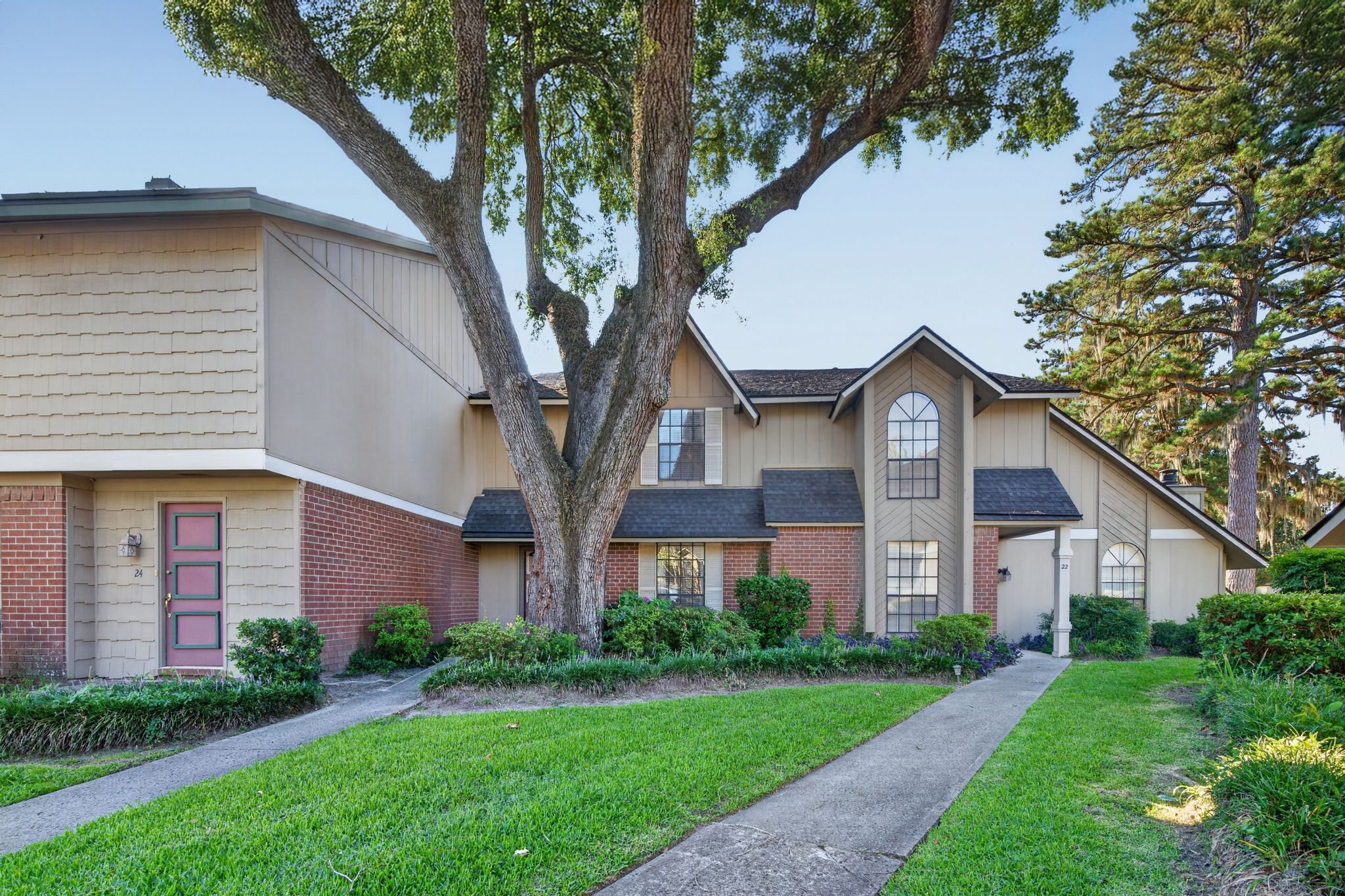 Savannah Townhome: 459 Mall Blvd