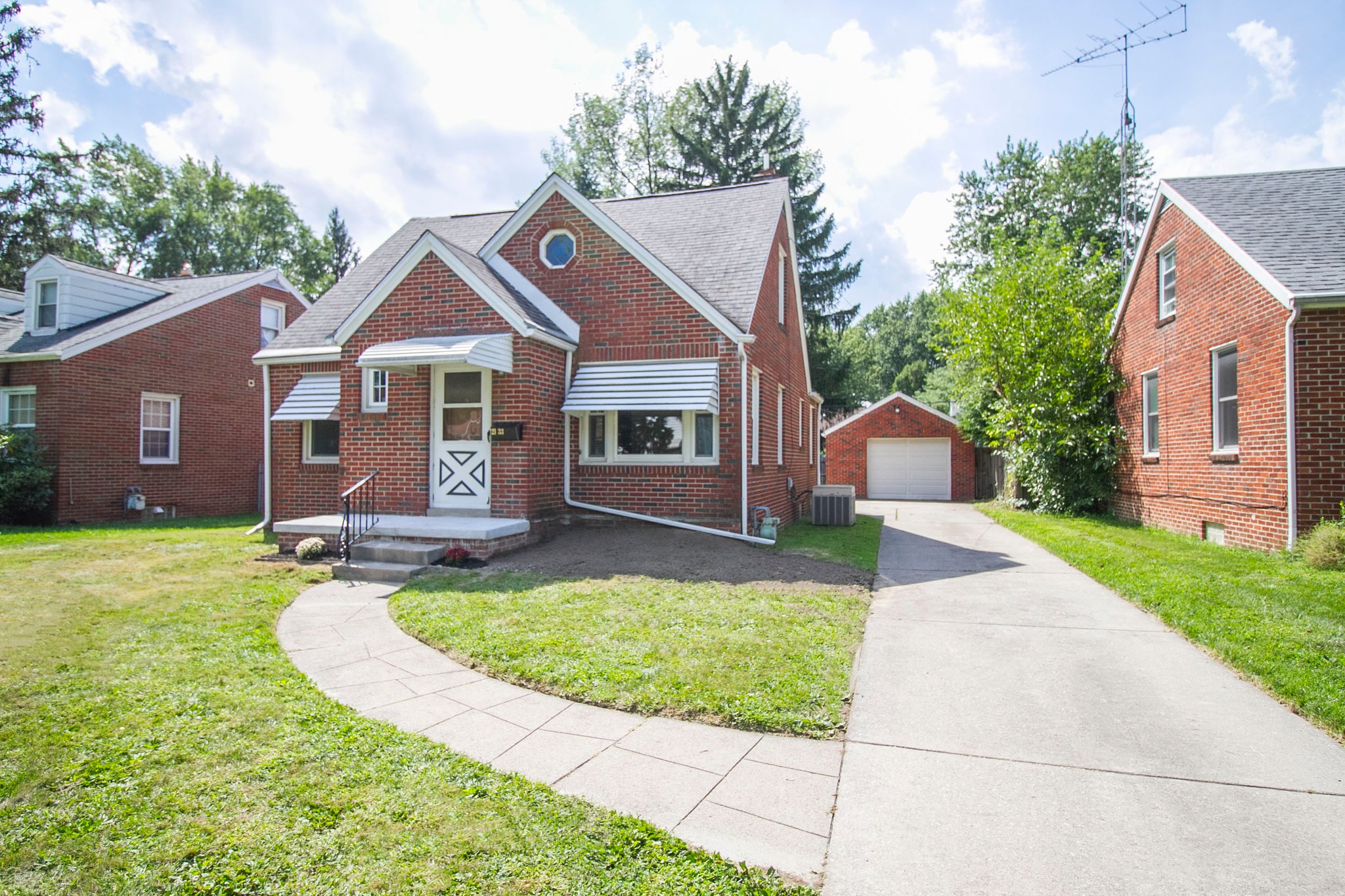 Toledo House: 2133 Dority