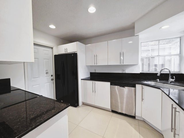 Coconut Creek House: 533 NW 47th Avenue