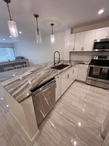 West Palm Beach Condo: 2500 Presidential Way 103