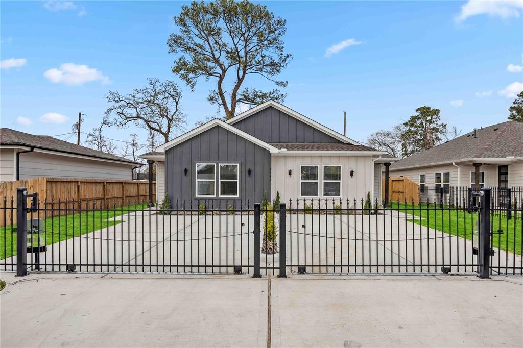 Houston House: 2446 Carmel St