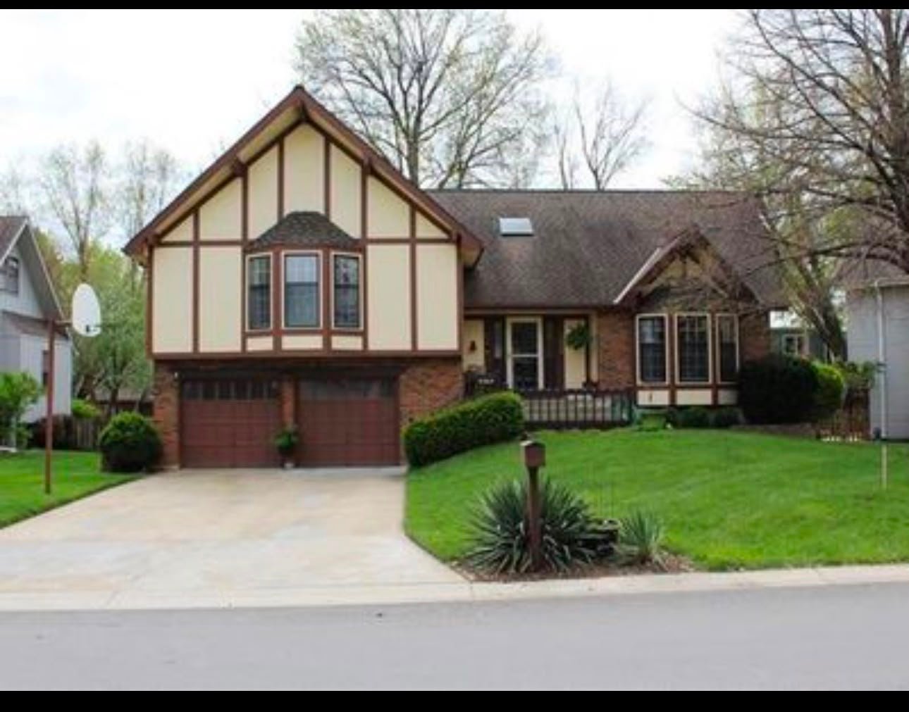 Olathe House: 1405 E Frontier Lane