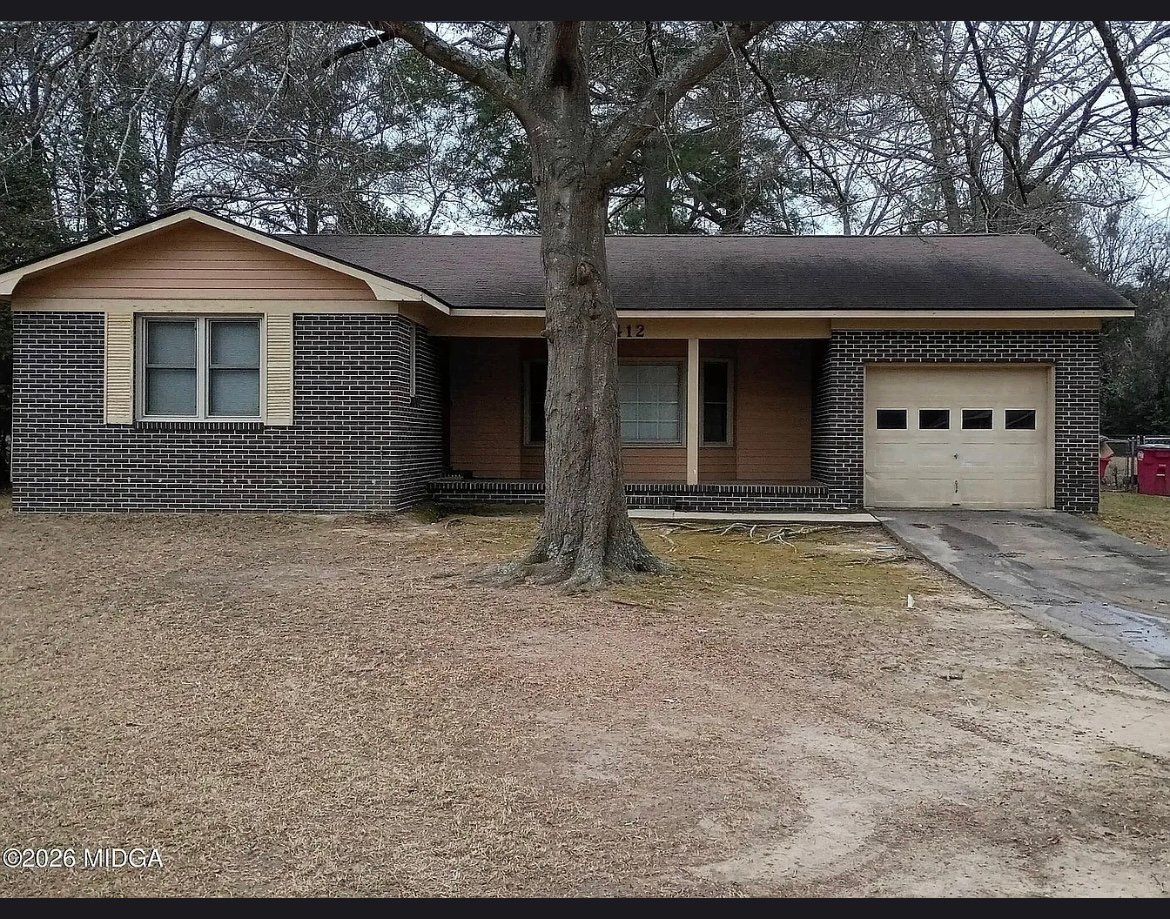 Macon House: 2412 Shea Dr
