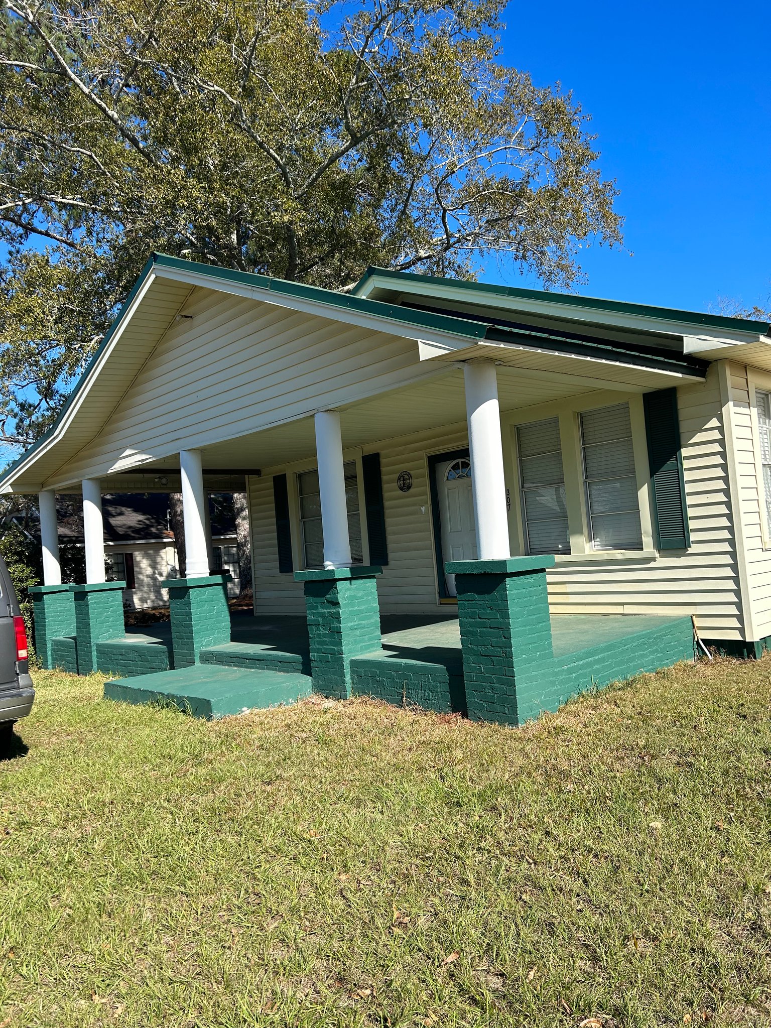Abbeville House: 307 Columbia Rd