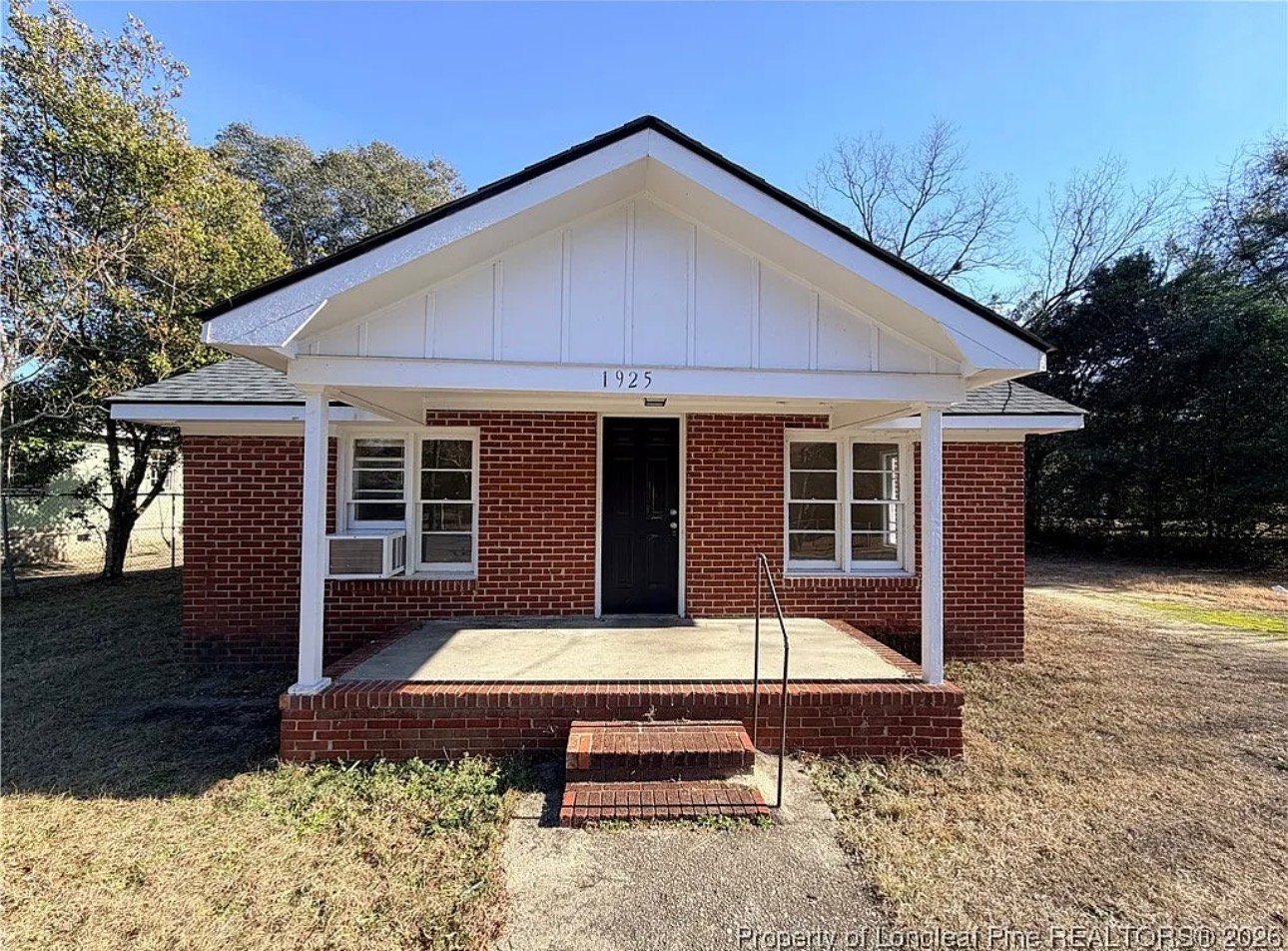 Fayetteville House: 1925 Progress St
