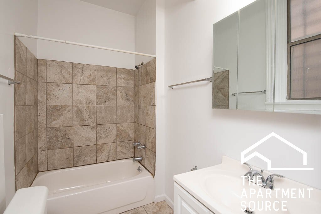 Chicago Apartment: 1371 West Estes Ave., #2D, Chicago, IL 60626
