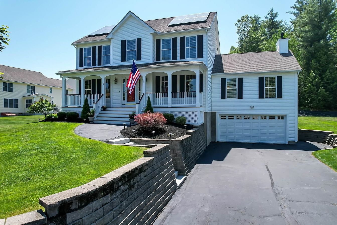 Nashua House: 4 Chokeberry Ln