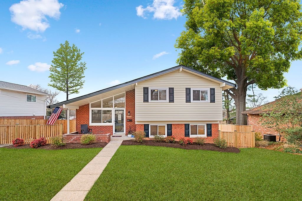 Silver Spring House: 11834 Charles Rd