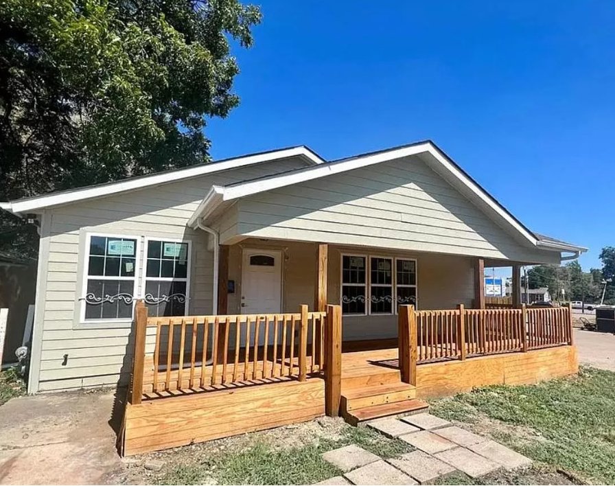 Fort Worth House: 829 E. Arlington Ave