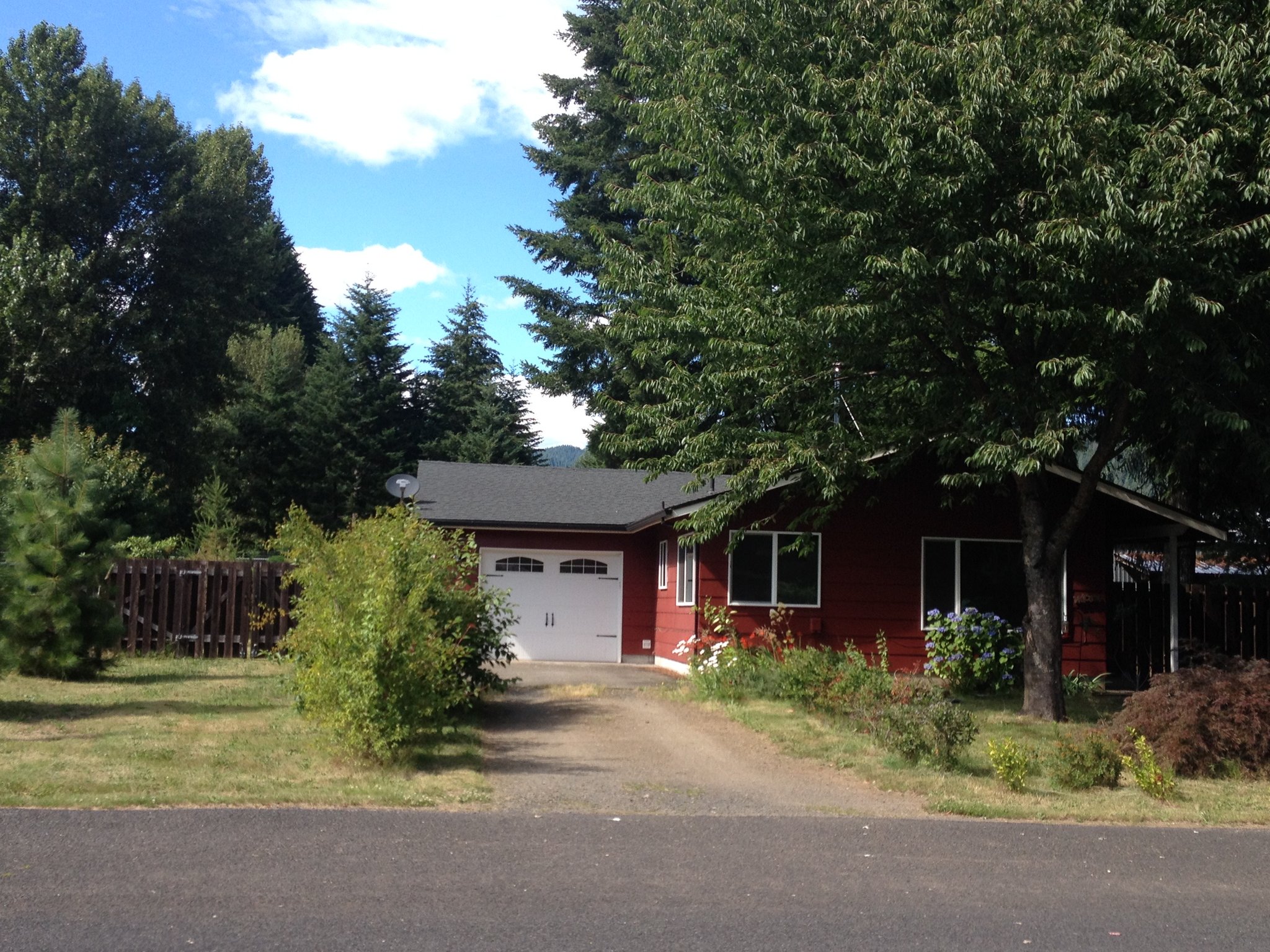 Carson House: 132 Vine Maple Loop