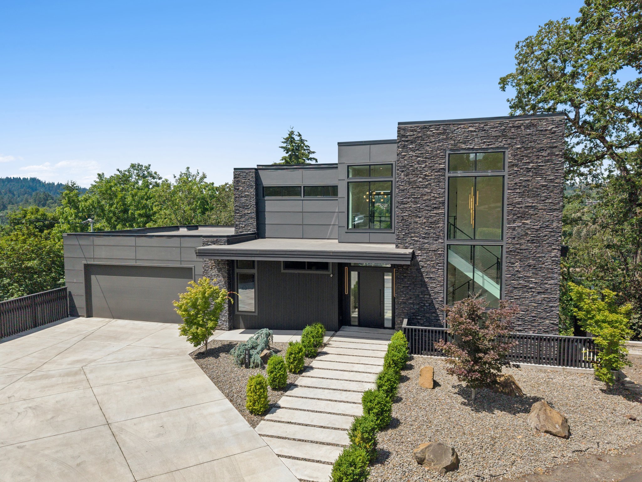 Portland House: 985 se rimrock lane