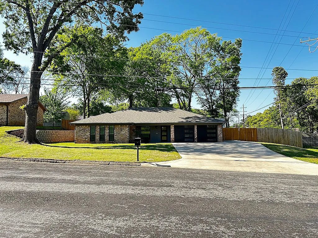 Longview House: 1311 Alice Dr