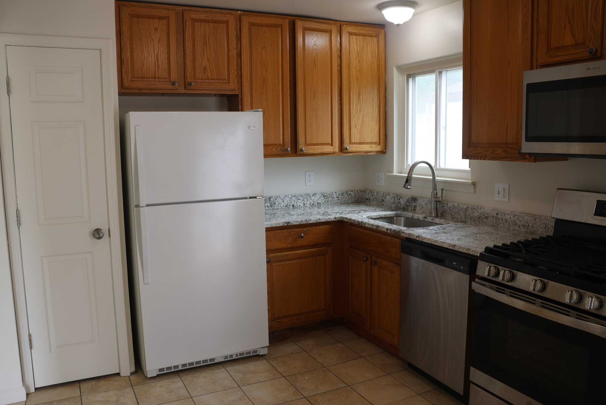 CLINTON TWP. Single Room: 20215 VERMANDER