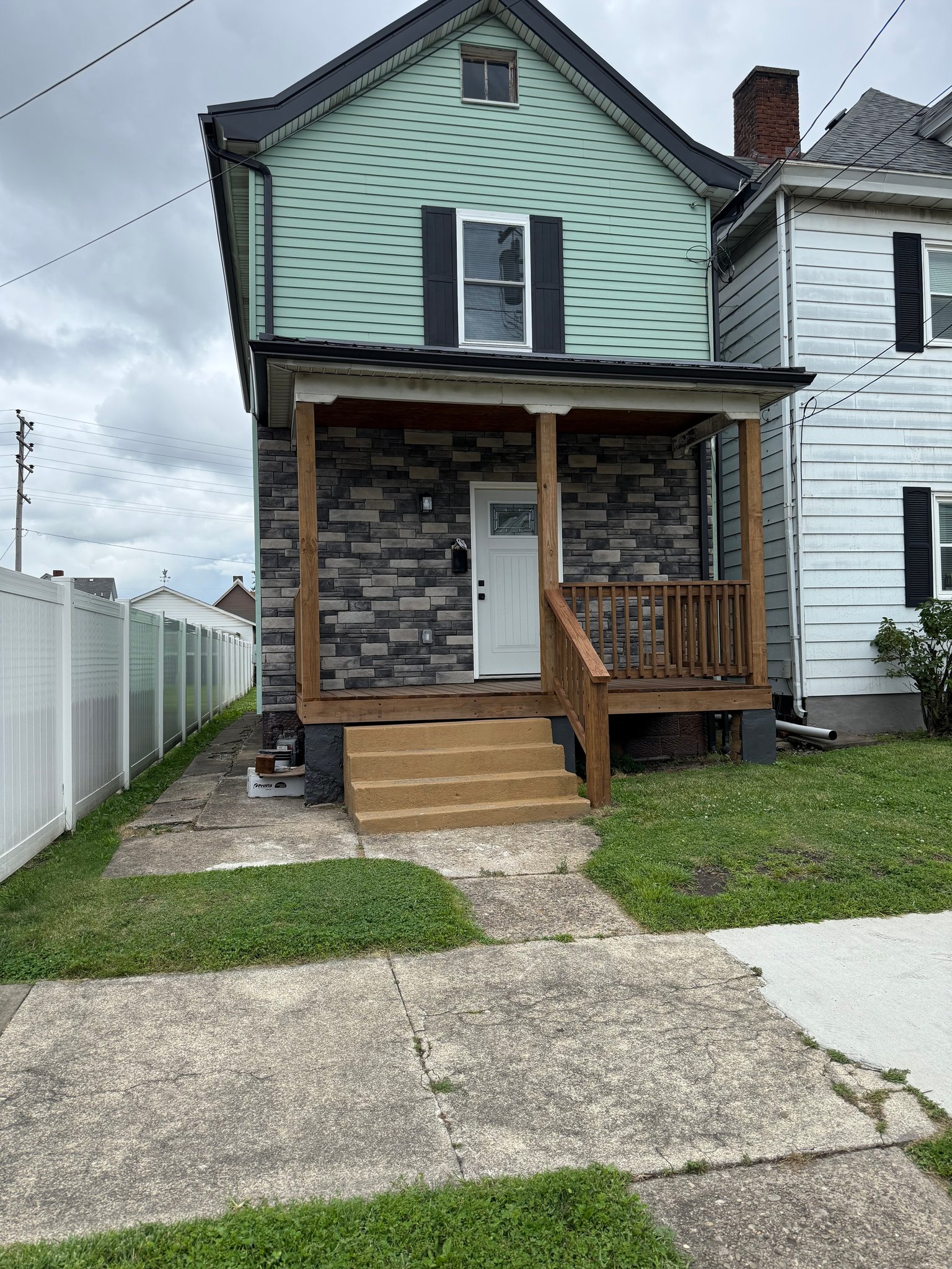 Uniontown House: 36 W Craig St