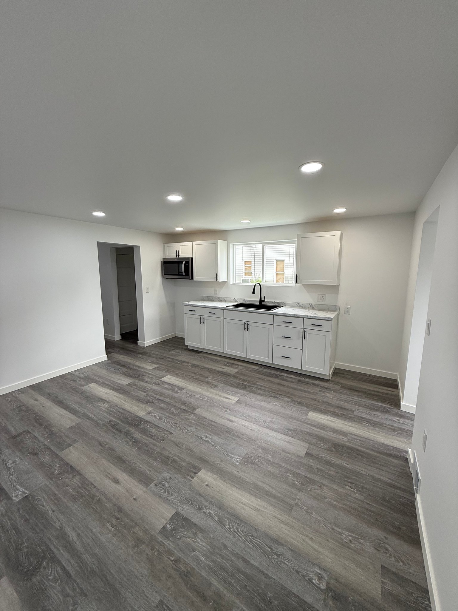 Uniontown House: 36 W Craig St