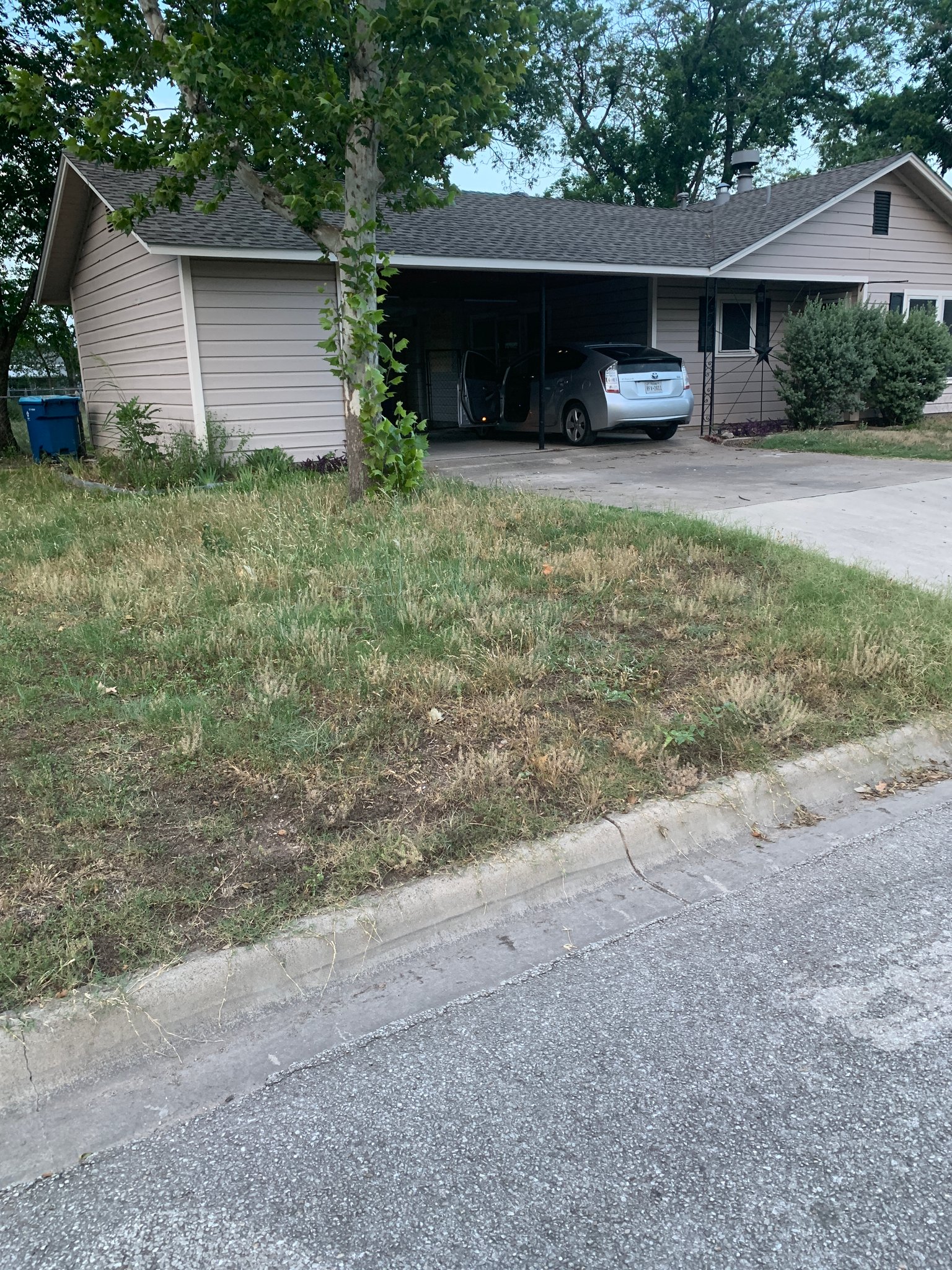 Kerrville House: 512 Milton St