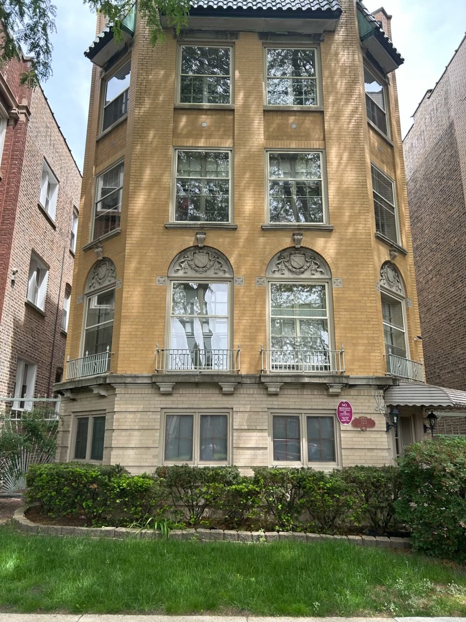 Evanston Apartment: 723 Dobson St