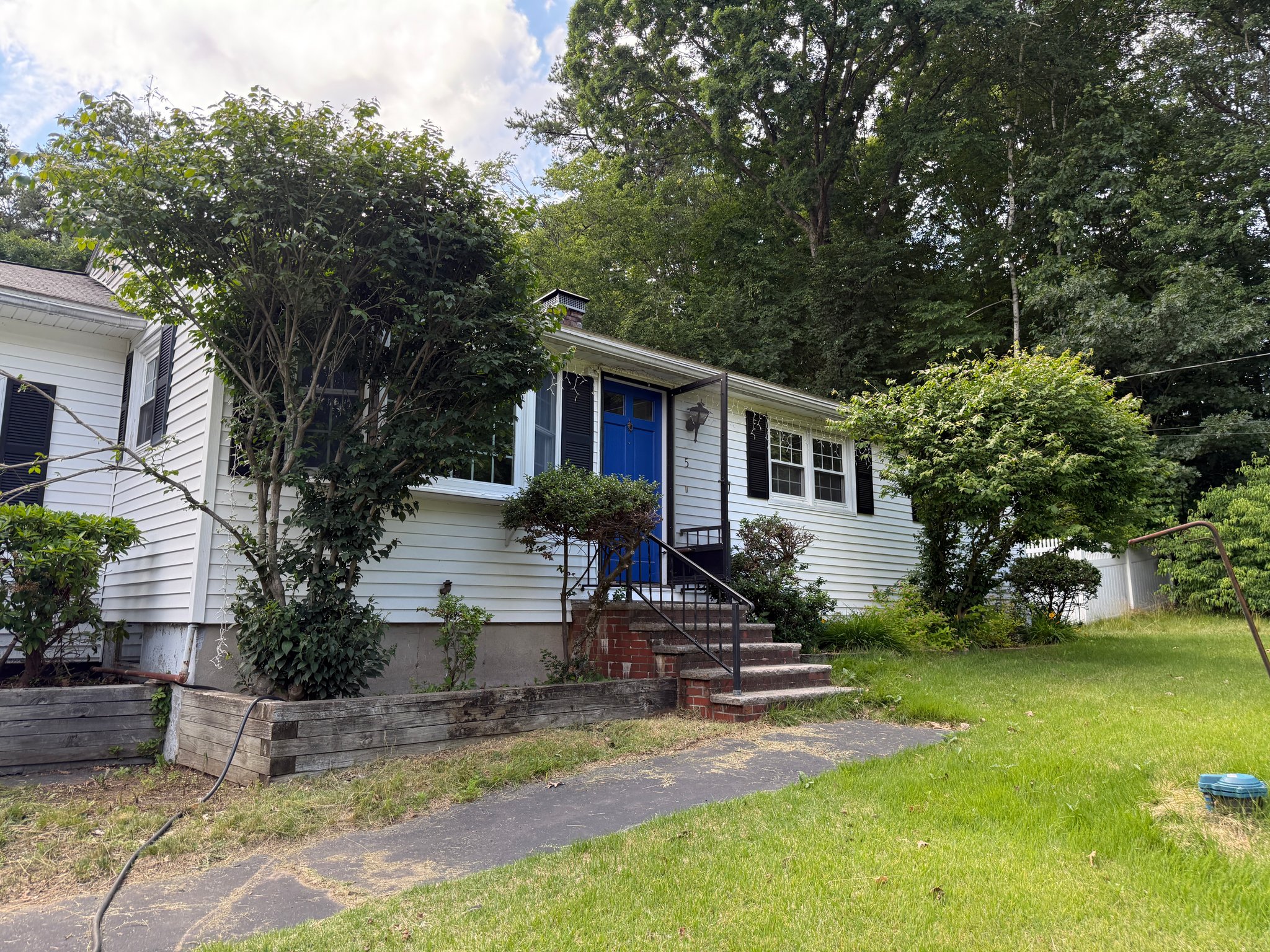 Pelham House: 5 Appaloosa Ave