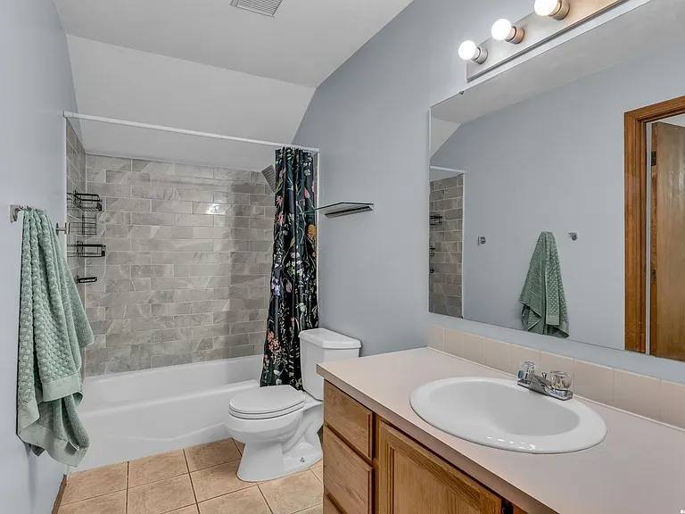 Lawrence Single Room: 936 Alma Dr