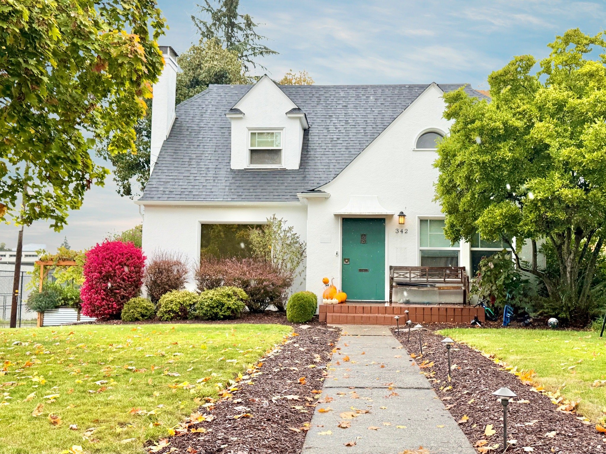 Roseburg House: 342 W Chapman Ave