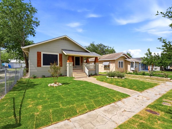 San Antonio House: 1219 E Drexel Ave