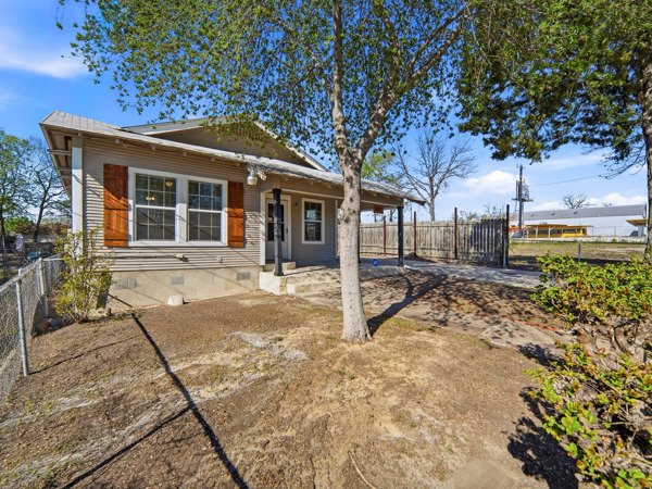 San Antonio House: 837 Westfall Ave