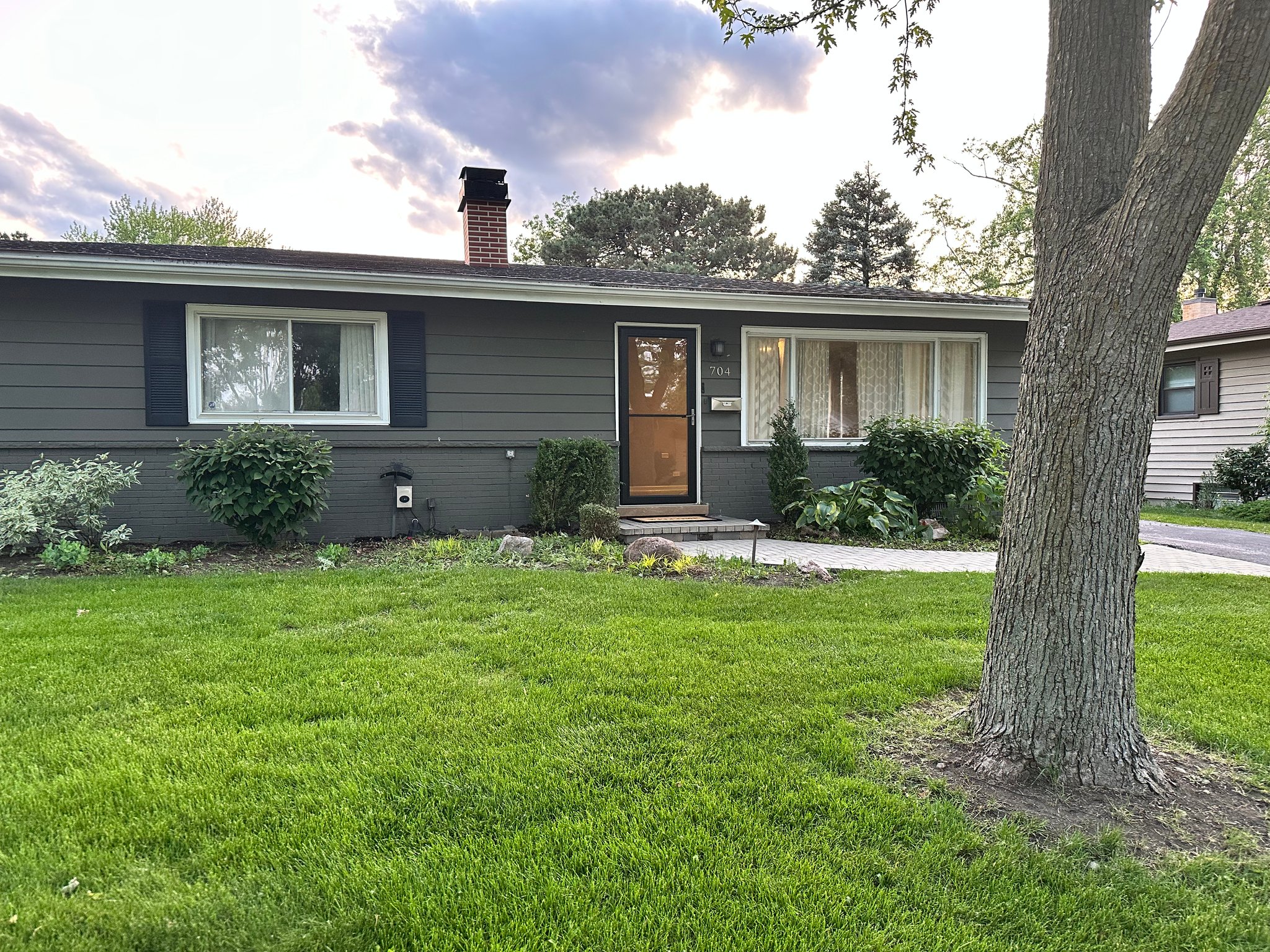Mount Prospect House: 704 Wilshire DR