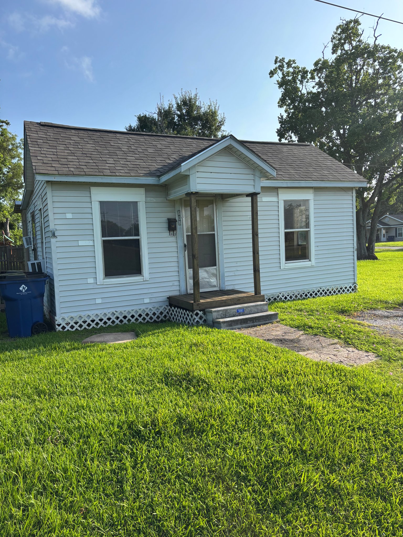 Angleton House: 608 West Cedar