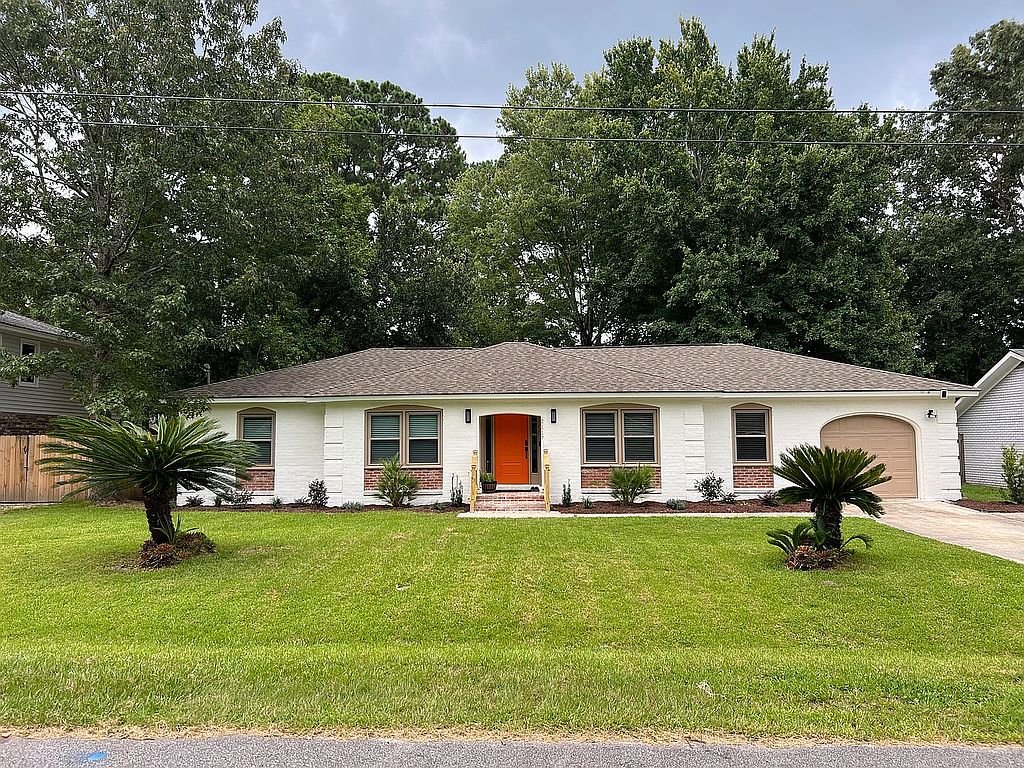Charleston House: 2117 Chancellory Ln