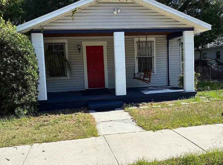 Tampa House: 3602 E McBerry St